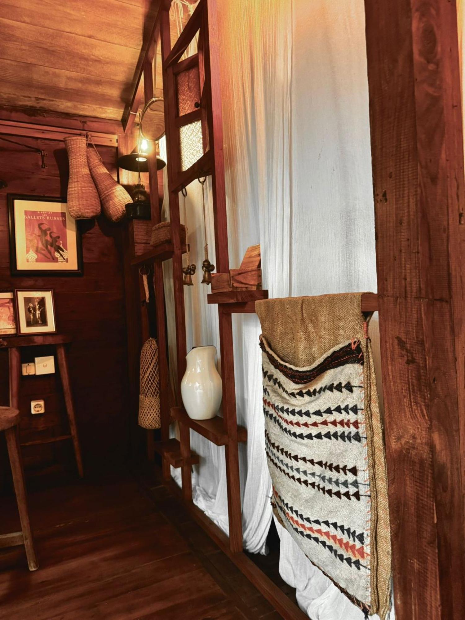 Jungleroom Lodge *